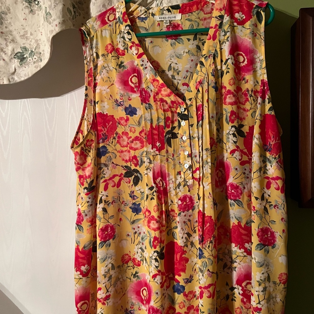 Beautiful, flowing cami. 3x - Picture 2 of 4